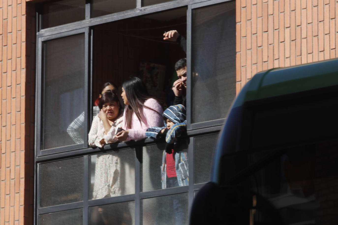 La menor ha sido encontrada en su domicilio con heridas de arma blanca. Un hombre, que se encontraba en la misma casa de la calle Vázquez de Mella, ha sido trasladado al HUCA.