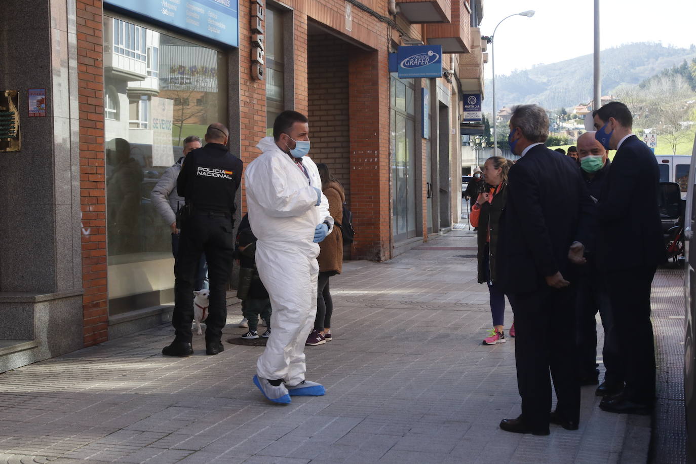 La menor ha sido encontrada en su domicilio con heridas de arma blanca. Un hombre, que se encontraba en la misma casa de la calle Vázquez de Mella, ha sido trasladado al HUCA.