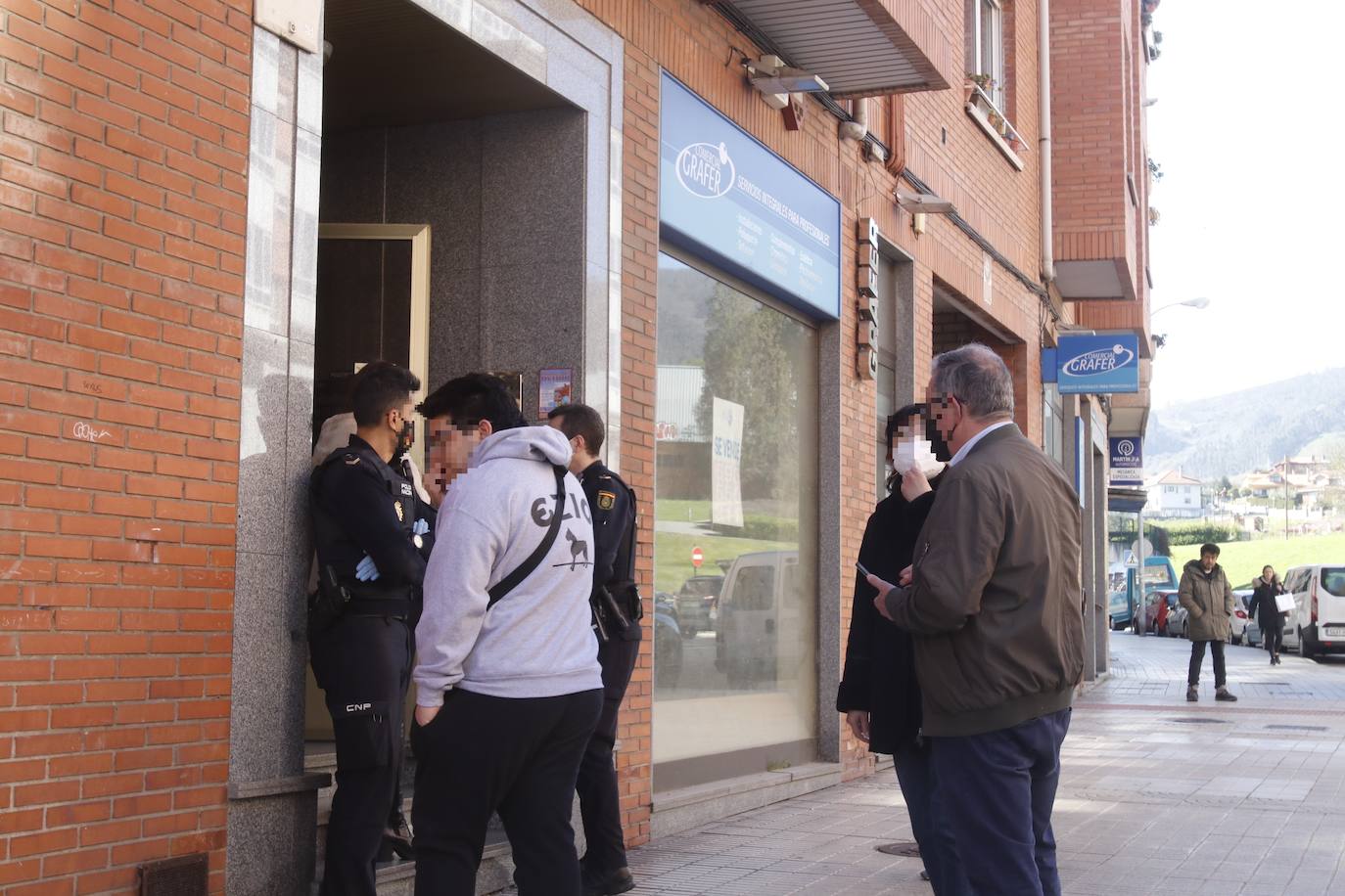 La menor ha sido encontrada en su domicilio con heridas de arma blanca. Un hombre, que se encontraba en la misma casa de la calle Vázquez de Mella, ha sido trasladado al HUCA