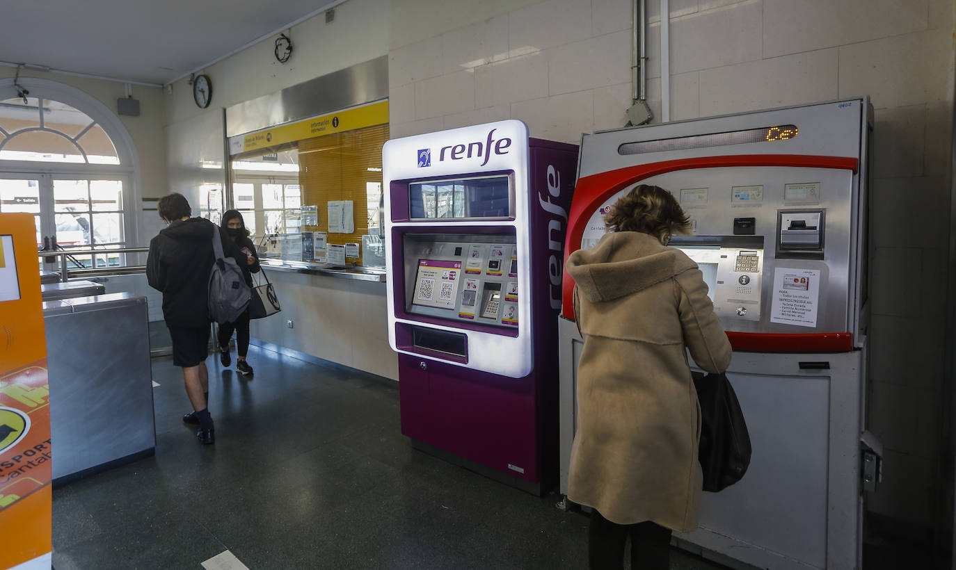 Una usuaria compra su billete en la estación de cercanías de Torrelavega