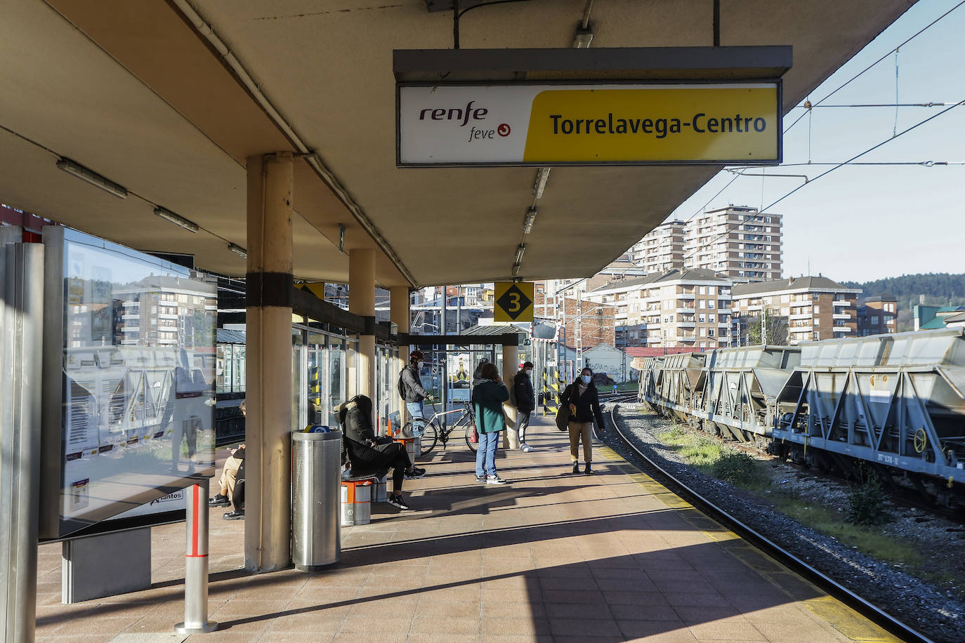 Durante varias horas, los usuarios esperaron en la estación.