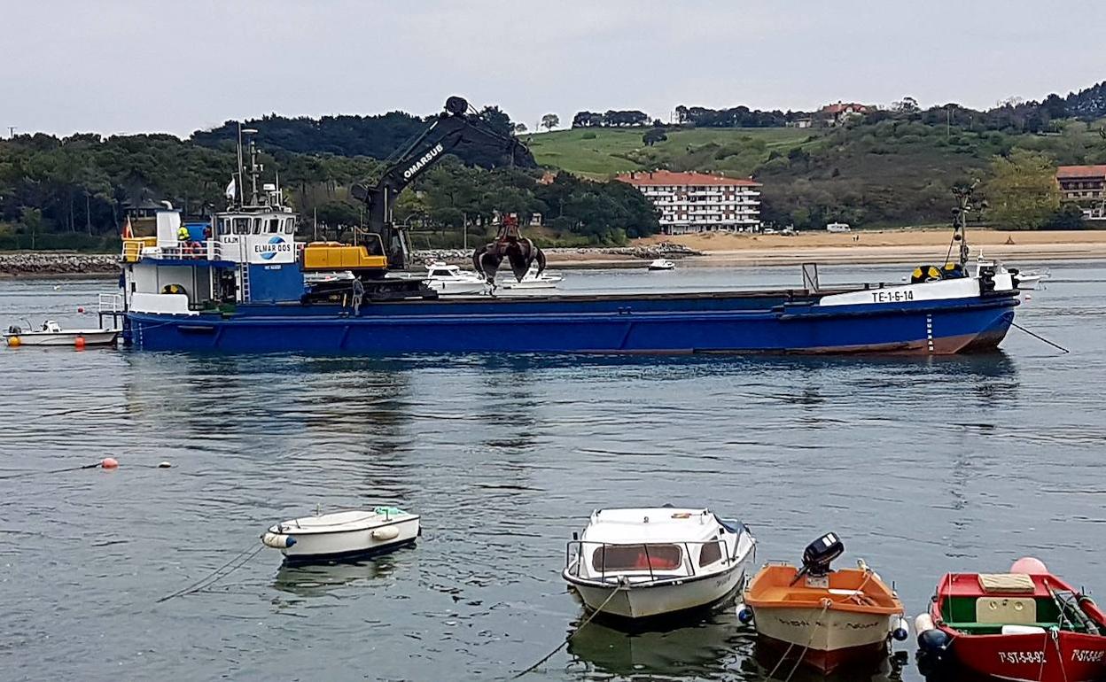 La nueva draga está ya en aguas de San Vicente. 