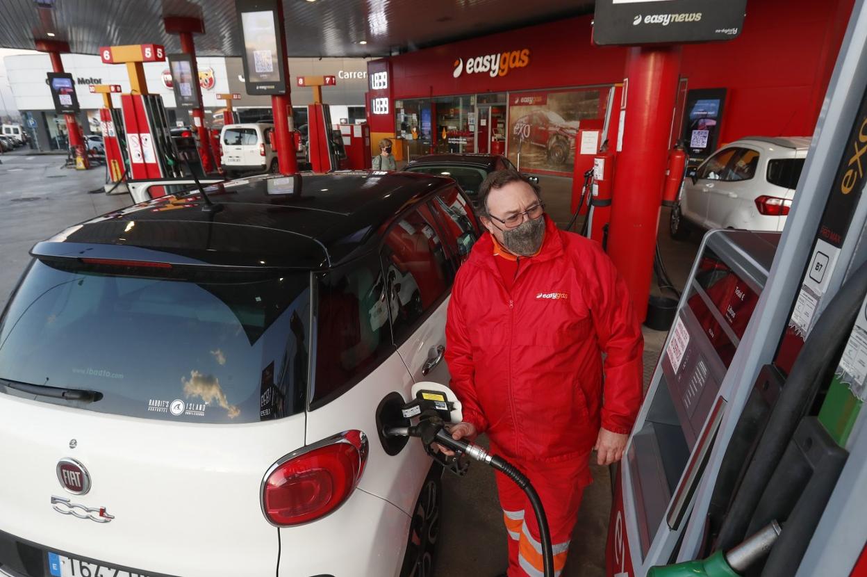 Un trabajador de la gasolinera de Easygas, ubicada en Parayas, llena el depósito de un vehículo.