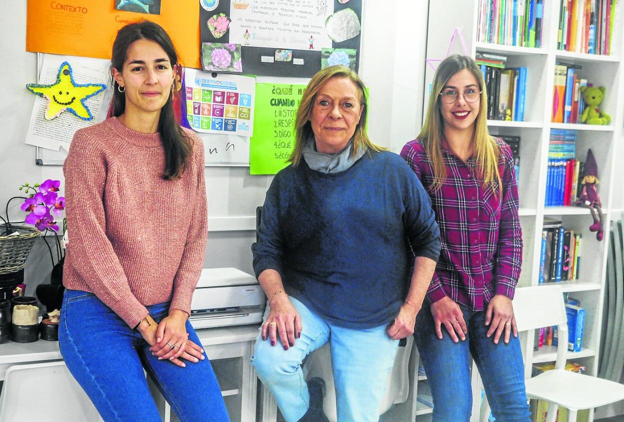 Diana García (izquierda), junto a Marta González-Estéfani y Patricia Nicol, en el centro de día de Nuevo Futuro. 