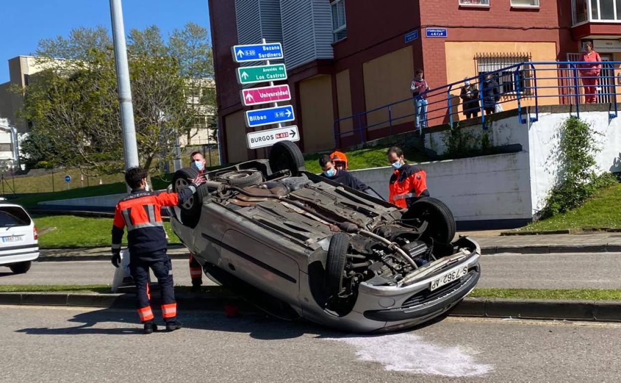 Vuelca un coche tras empotrarse contra la mediana de la calle Gutiérrez  Solana | El Diario Montañés