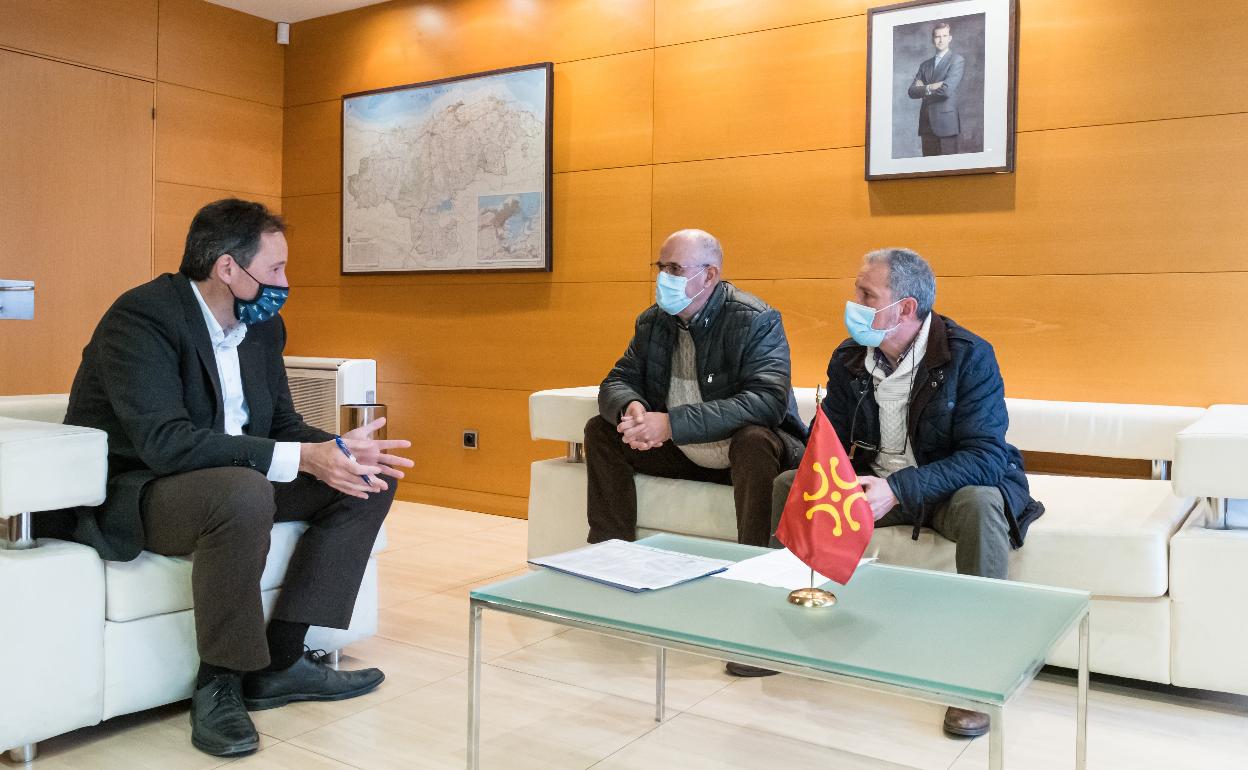 El consejero Gochicoa con el alcalde de Arredondo 