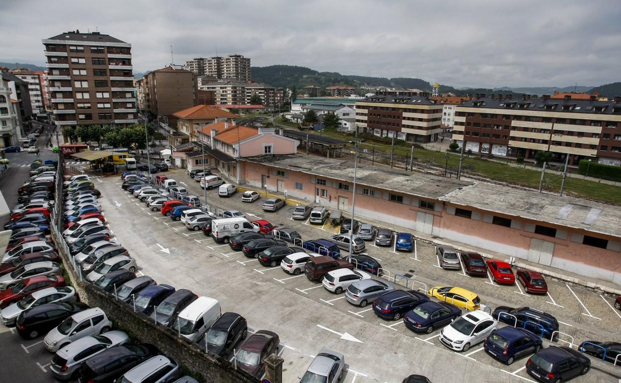 Aparcamiento actual de la estación de tren de Torrelavega, en superficie y de pago. 