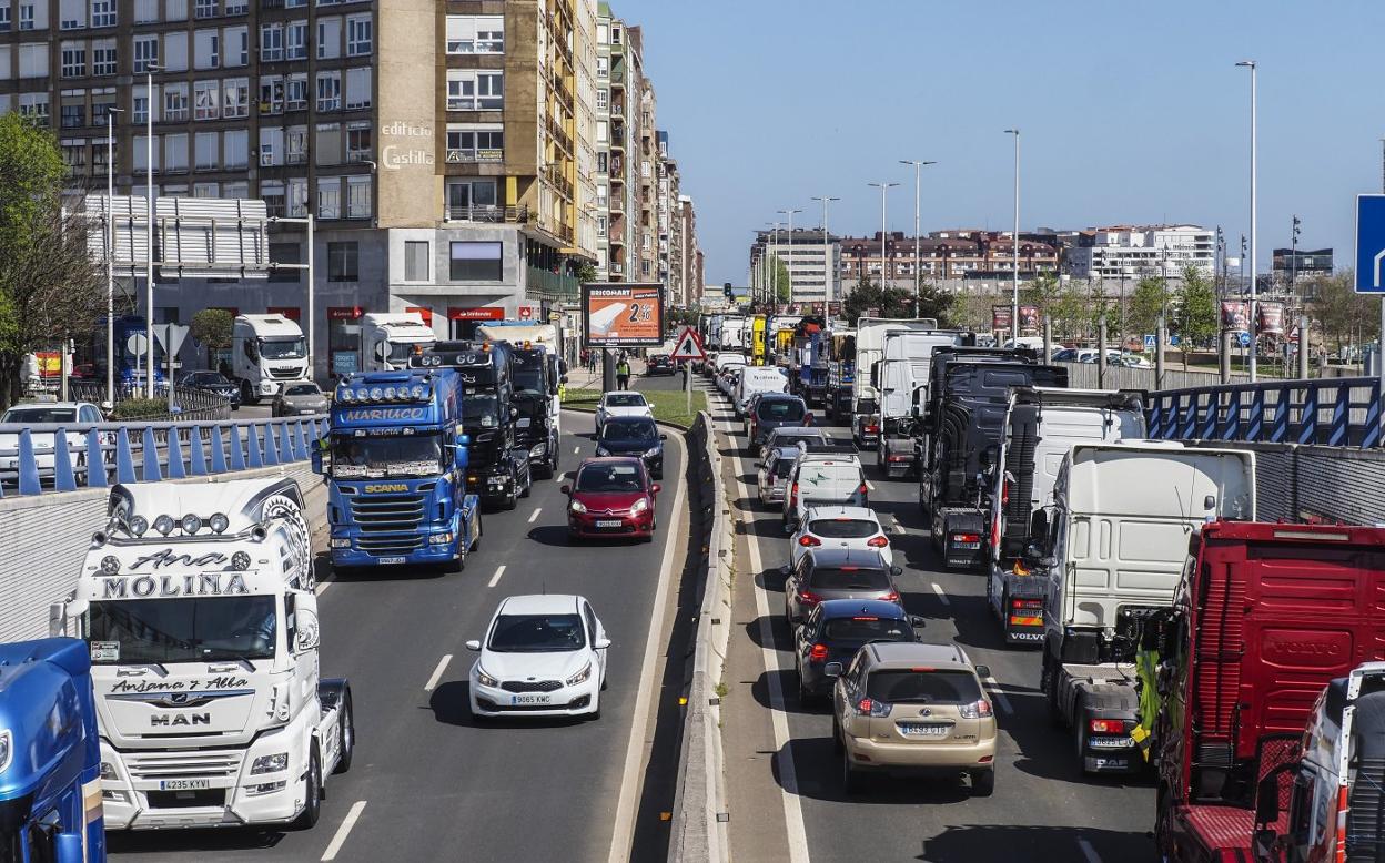 Una de las protestas de los transportistas por el centro de Santander, el pasado mes. 