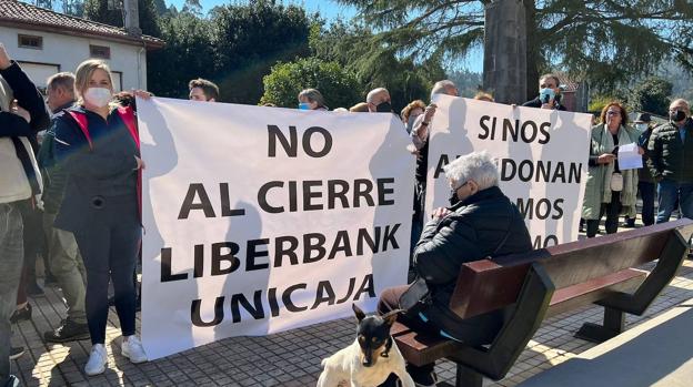 Protesta en Novales por el cierre de su cajero, este mediodía.