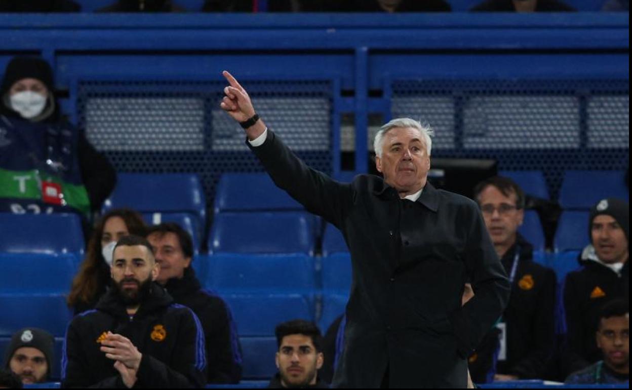 Carlo Ancelotti da indicaciones durante el Chelsea-Real Madrid. 