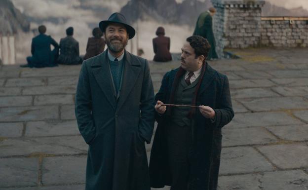 Dan Fogler y Jude Law en 'Los secretos de Dumbledore'.