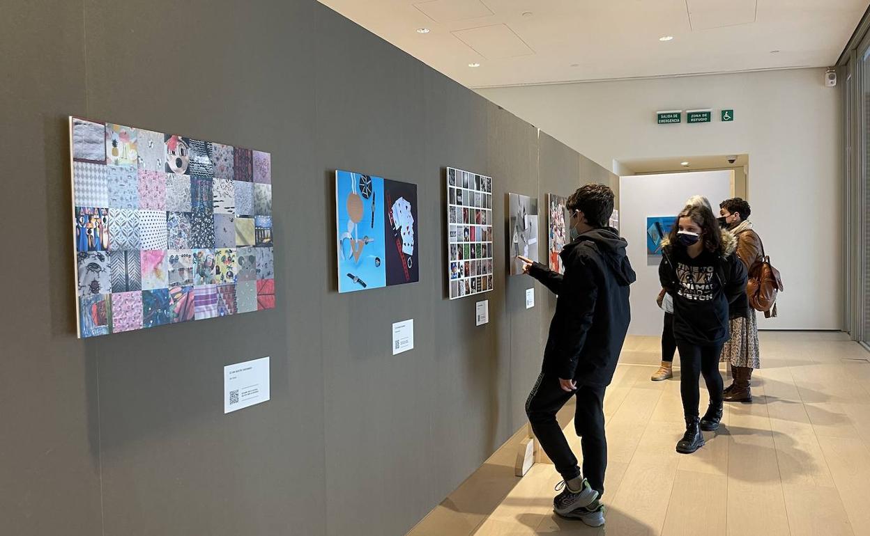 Un grupo de escolares visita la exposición.