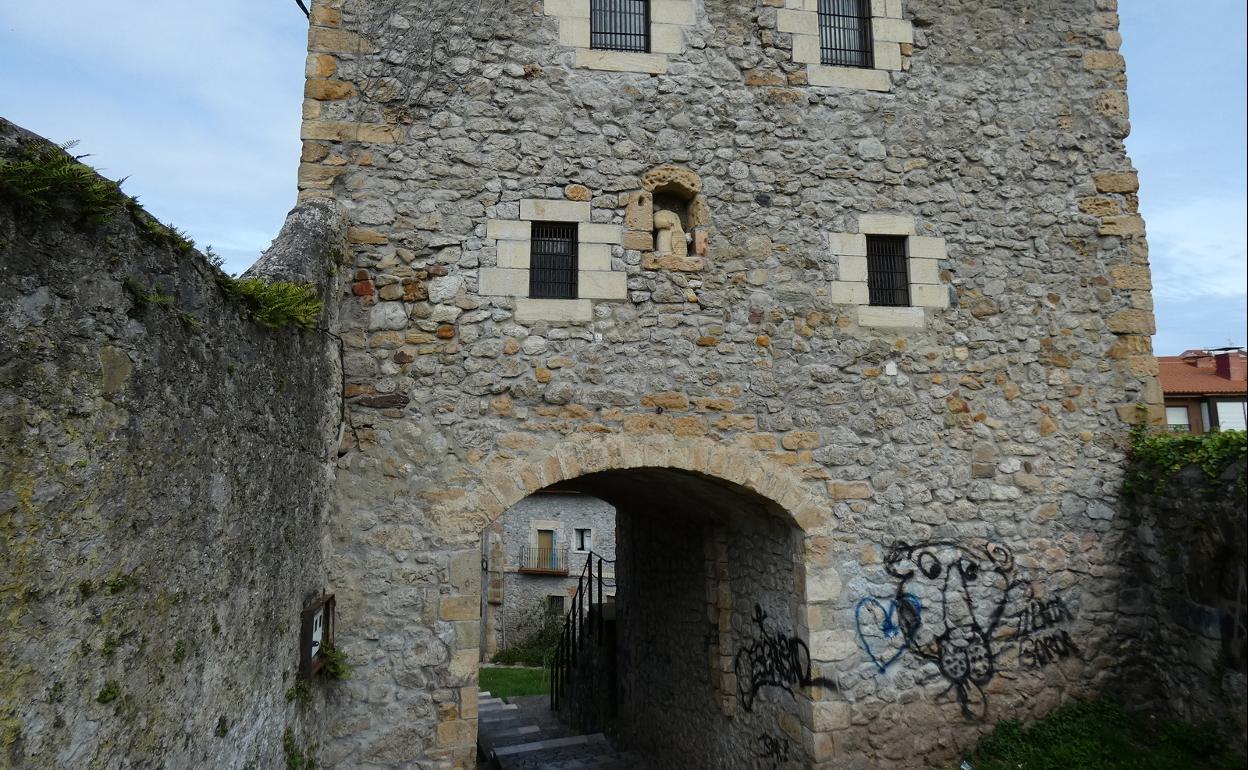 La imagen del santo ha sido decapitada en la hornacina de una Puerta de San Lorenzo llena de pintadas 