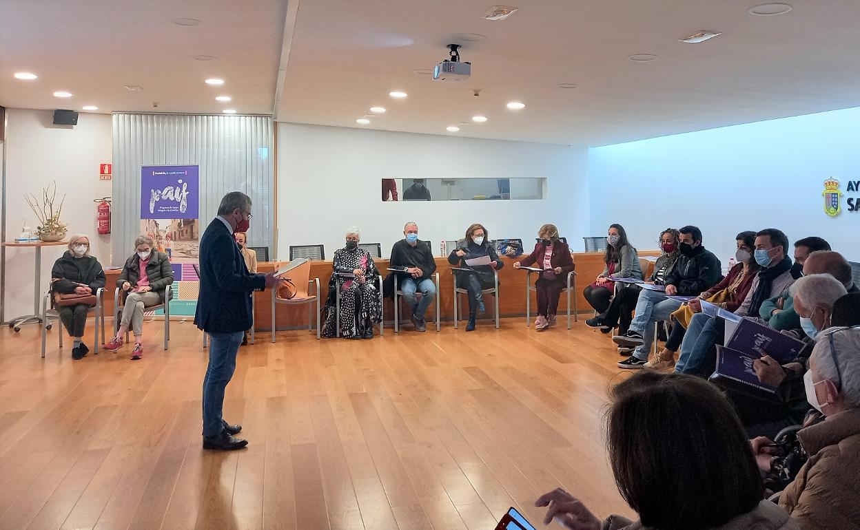 El alcalde, Alberto García Onandía, asistió a la presentación del programa. 