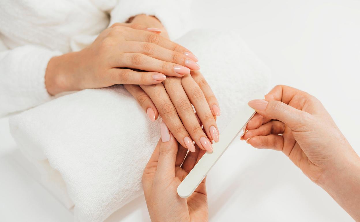 Momento manicura, incluso en los tiempos más difíciles.