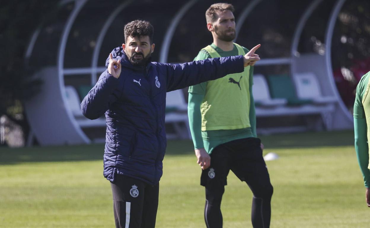 Guille Romo alecciona a sus jugadores en un entrenamiento en La Albericia.