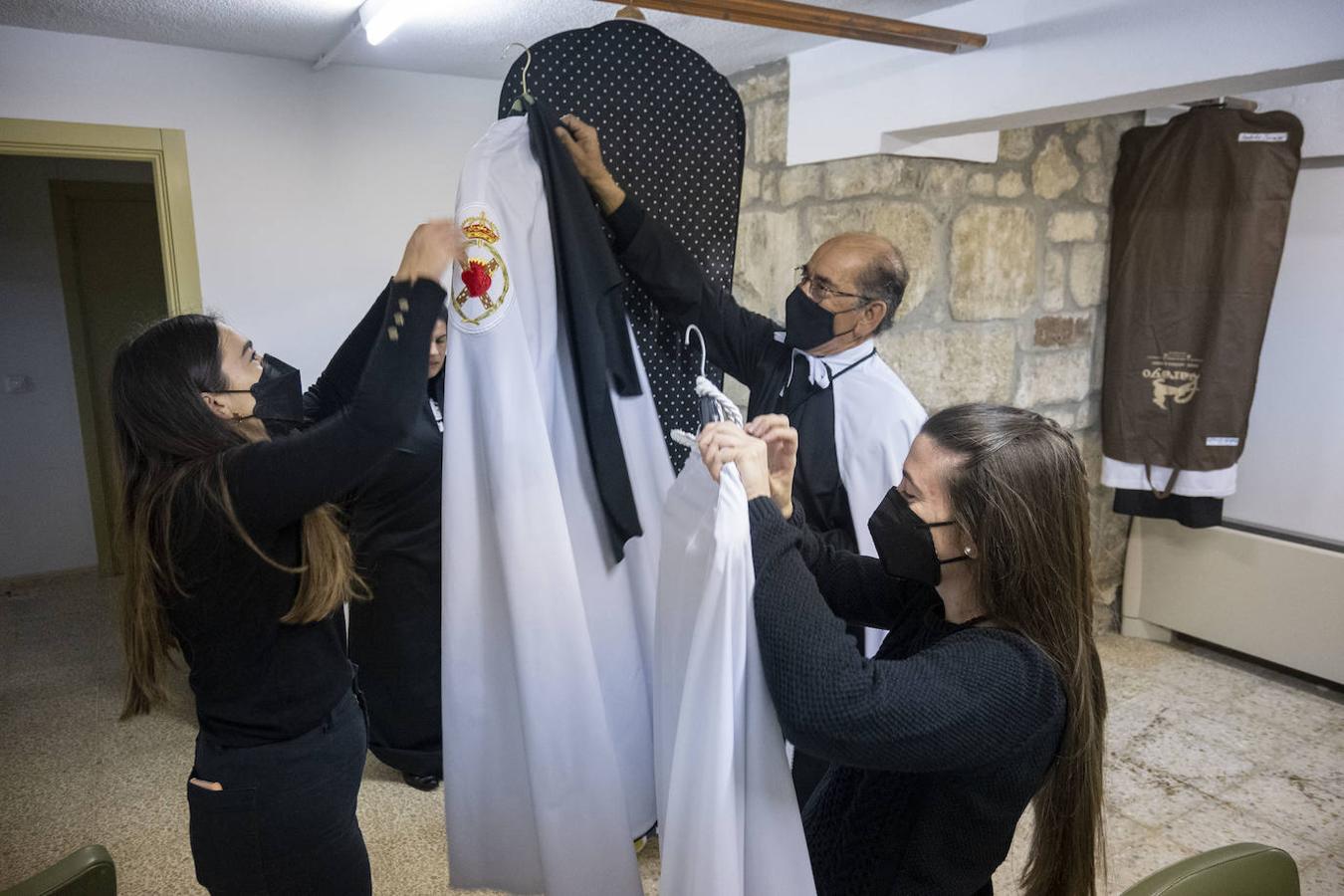 La cofradía de Los Dolores se prepara para la procesión que ha partido de la iglesia San Francisco. 