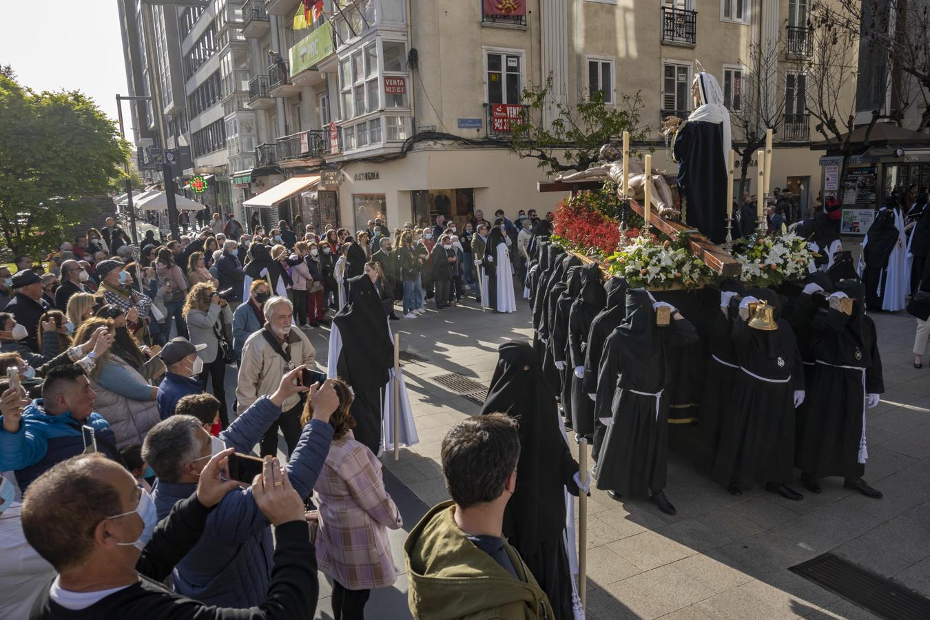 La Procesión del Cristo del Amor y la Virgen Dolorosa ha sido el primer paso en desfilar por las callas de Santander tras dos años de parón por la pandemia. 