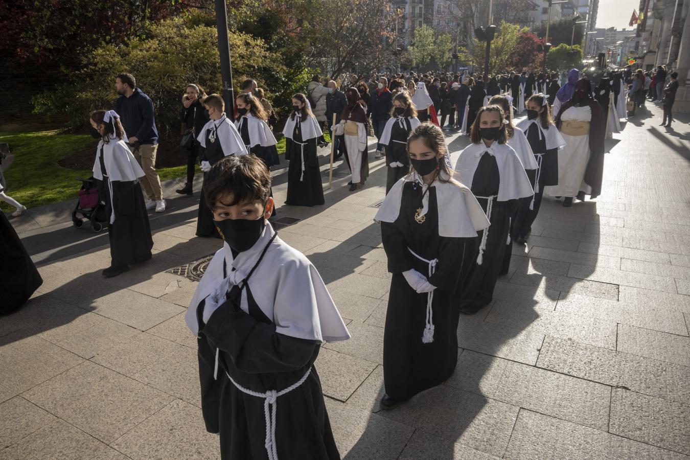 La Procesión del Cristo del Amor y la Virgen Dolorosa ha sido el primer paso en desfilar por las callas de Santander tras dos años de parón por la pandemia. 