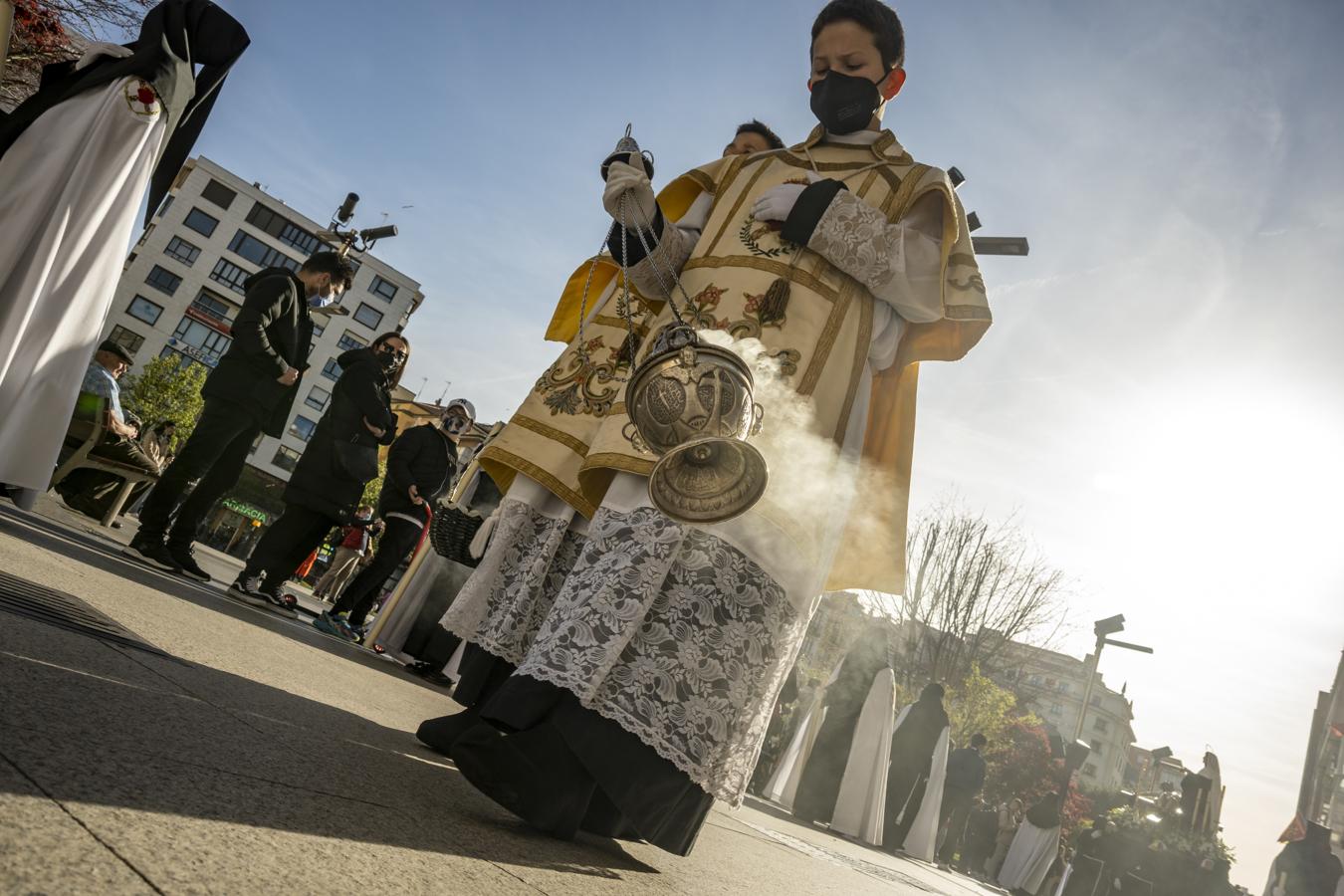 La Procesión del Cristo del Amor y la Virgen Dolorosa ha sido el primer paso en desfilar por las callas de Santander tras dos años de parón por la pandemia. 