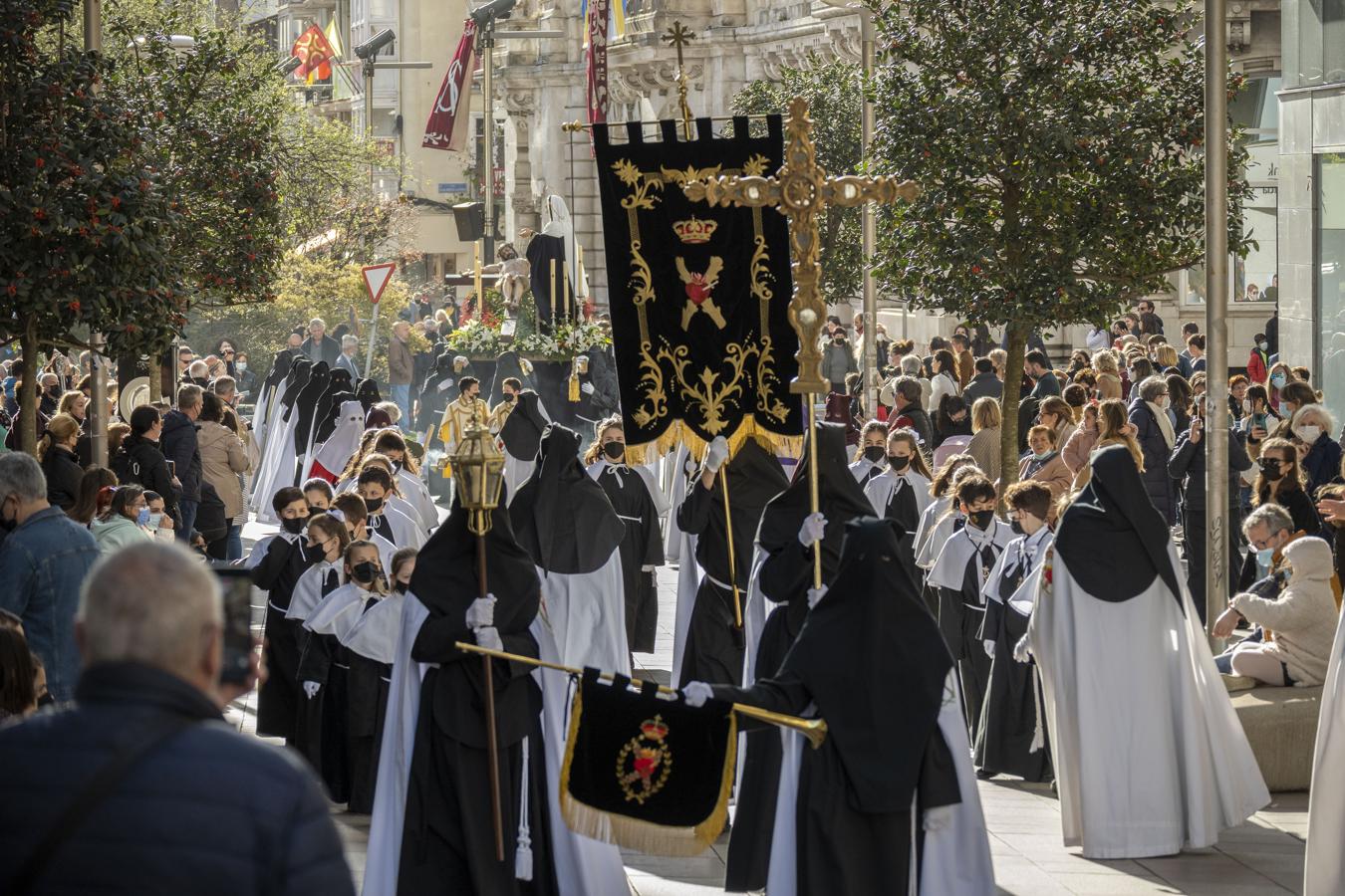 La Procesión del Cristo del Amor y la Virgen Dolorosa ha sido el primer paso en desfilar por las callas de Santander tras dos años de parón por la pandemia. 