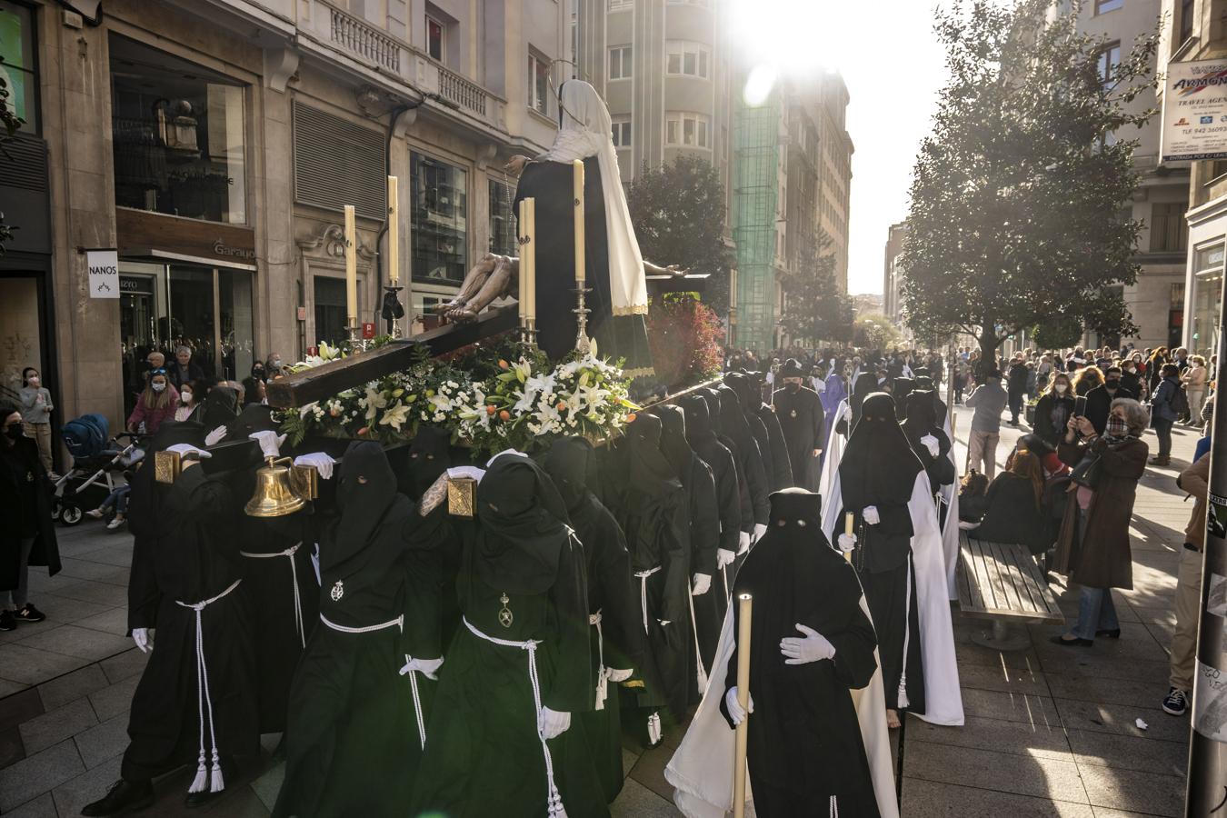 La Procesión del Cristo del Amor y la Virgen Dolorosa ha sido el primer paso en desfilar por las callas de Santander tras dos años de parón por la pandemia. 