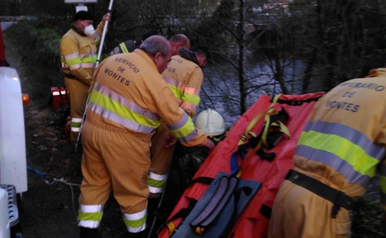 Bomberos forestales y del 112 han tenido que realizar un rescate vertical para sacarlas del agua.