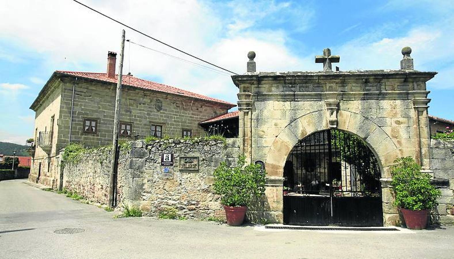 Las casonas y palacios de Viérnoles forman un conjunto monumental.