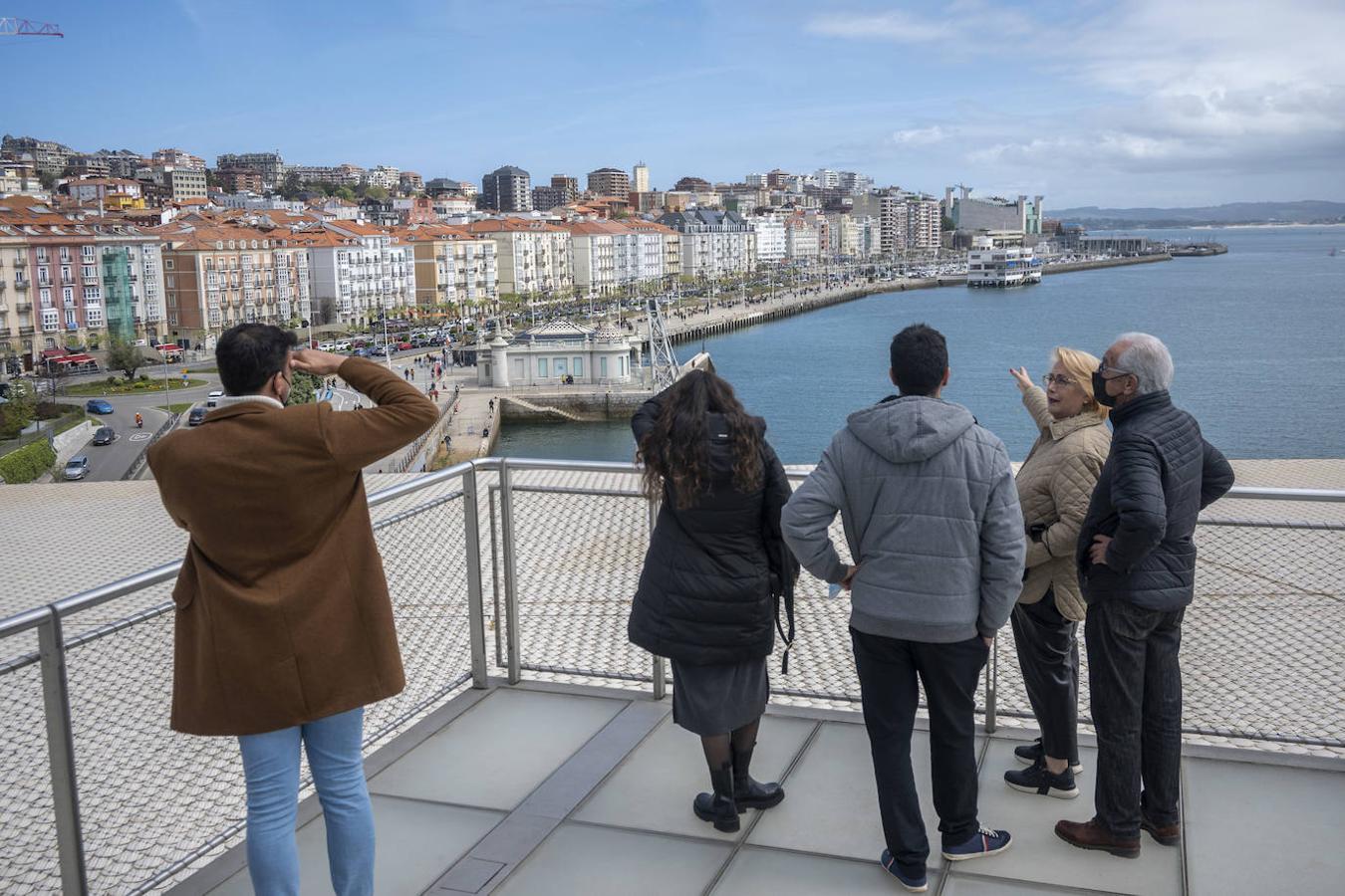 Las calles de Santander repletas de turistas en el primer fin de semana de vacaciones de Semana Santa sin restricciones. 