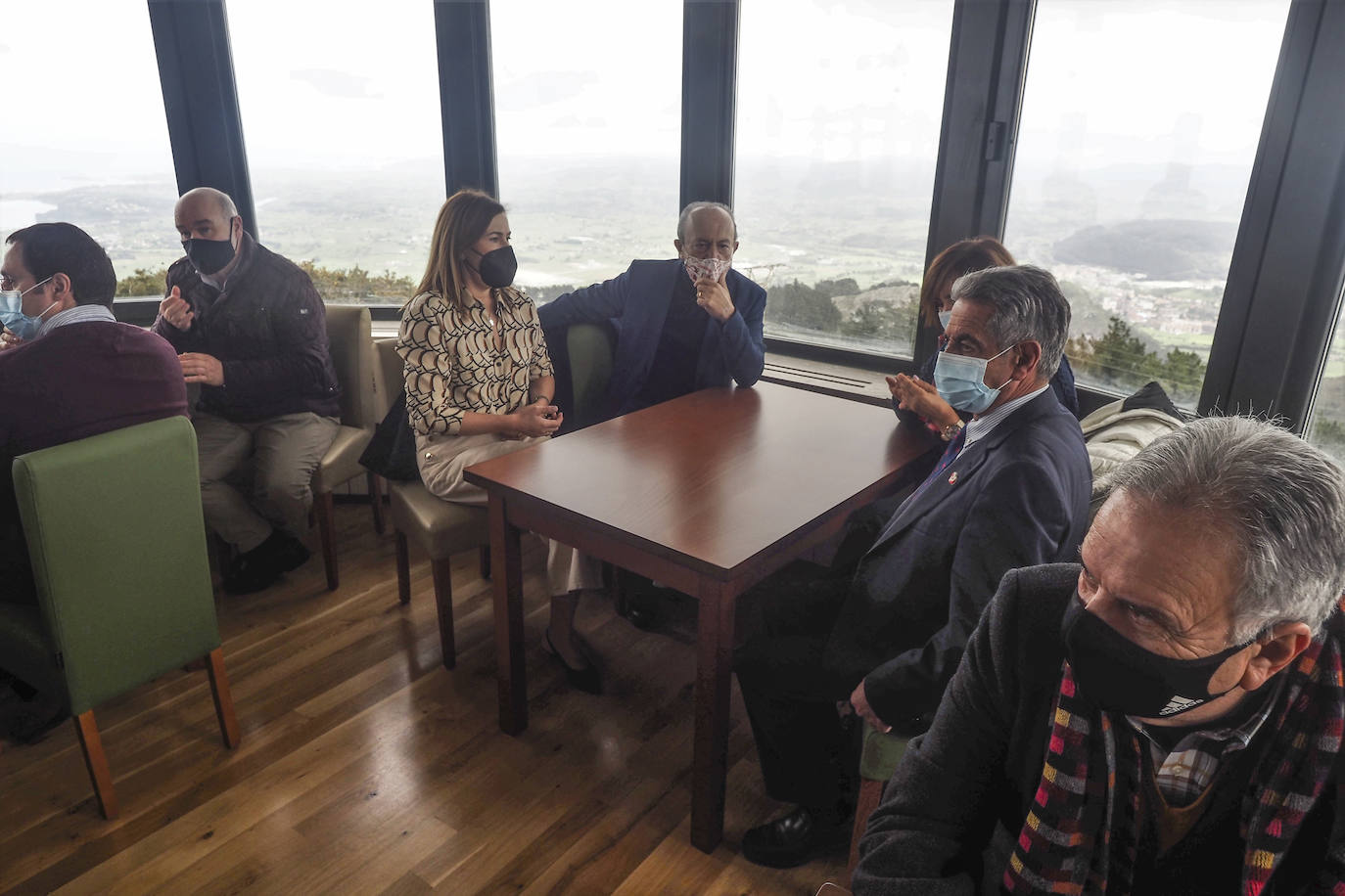 Fotos: Un café en el pirulí de Peña Cabarga