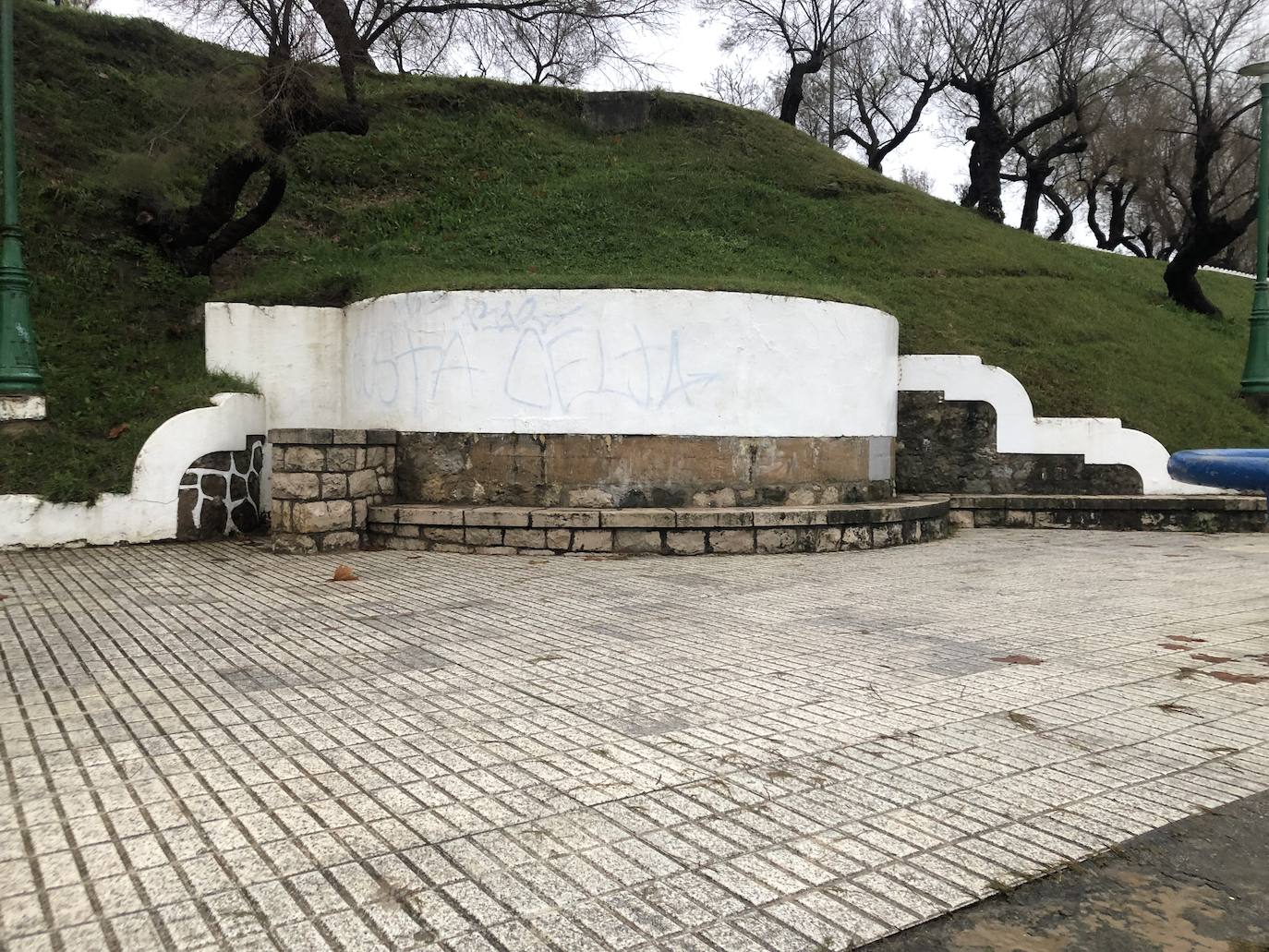 Nido de ametralladoras en El Sardinero. Uno de los seis nidos que los republicanos tenían para proteger los arenales, se sitúa en la Segunda playa. Su conservación es deficiente porque se ha desfigurado.