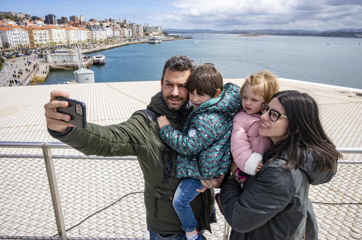 Una familia se hace un 'selfie' desde el pachinko del Centro Botín. 