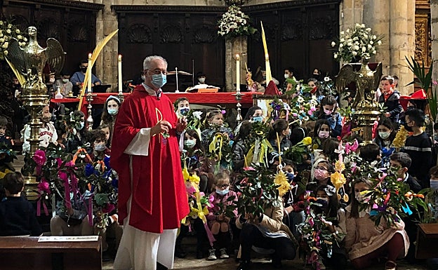 Imagen principal - Laredo retoma su Domingo de Ramos con nuevos bríos