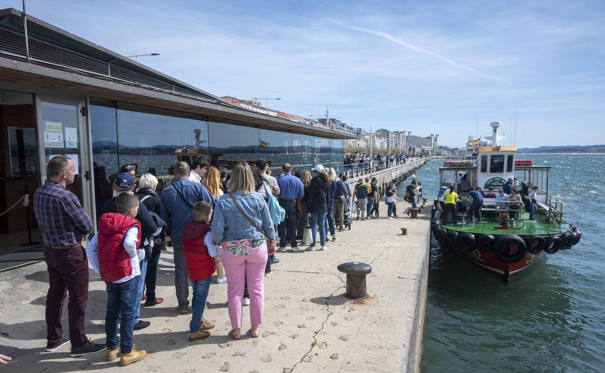 Turistas cogiendo la lancha en Santander. 