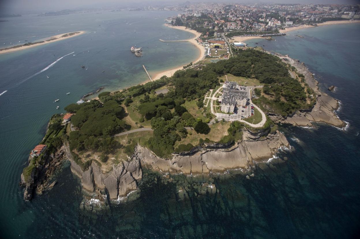 Vista aérea de la península de La Magdalena, con el Palacio en primer término. J