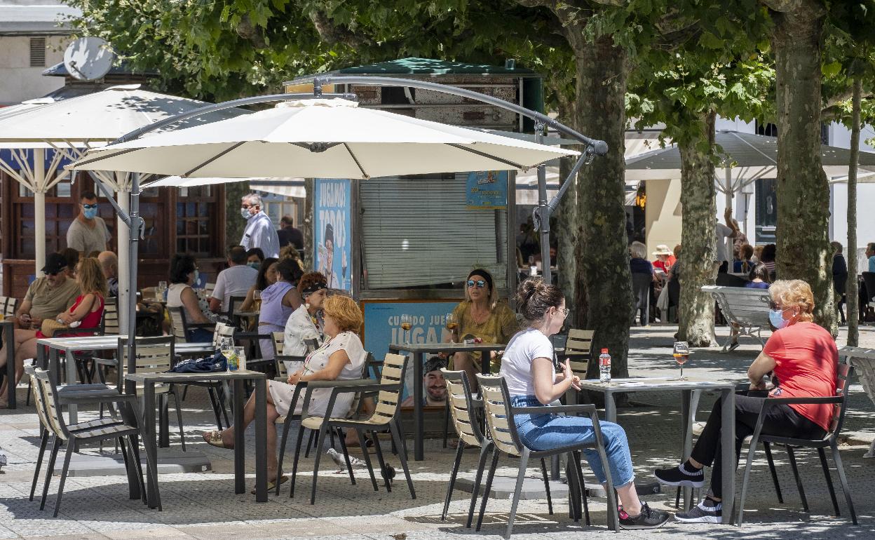 Clientes en las terrazas ubicadas en la céntrica plaza de San Antonio.