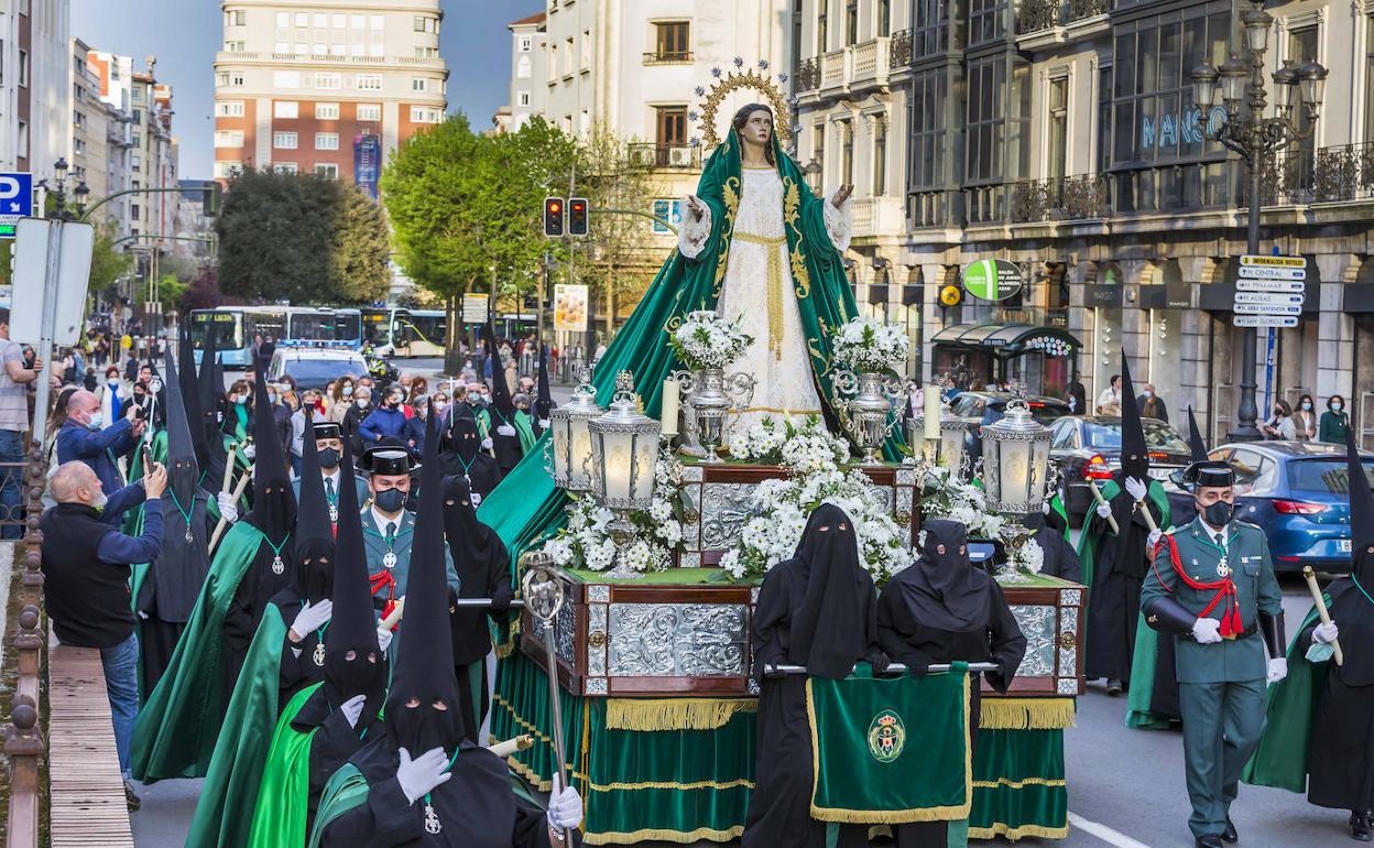 Numerosas personas asisten en la calle Cervantes, a la salida del paso de la Virgen de la Esperanza de la Iglesia de SanFrancisco.