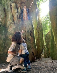 Imagen secundaria 2 - Arriba el consejero de Turismo y la alcaldesa en la inauguración, abajo a la izquierda dos visitantes con el nuevo culebre y a la derecha una madre y su hija descubren la Anajana 