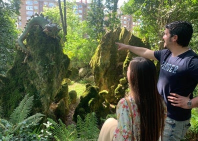 Imagen secundaria 1 - Arriba el consejero de Turismo y la alcaldesa en la inauguración, abajo a la izquierda dos visitantes con el nuevo culebre y a la derecha una madre y su hija descubren la Anajana 