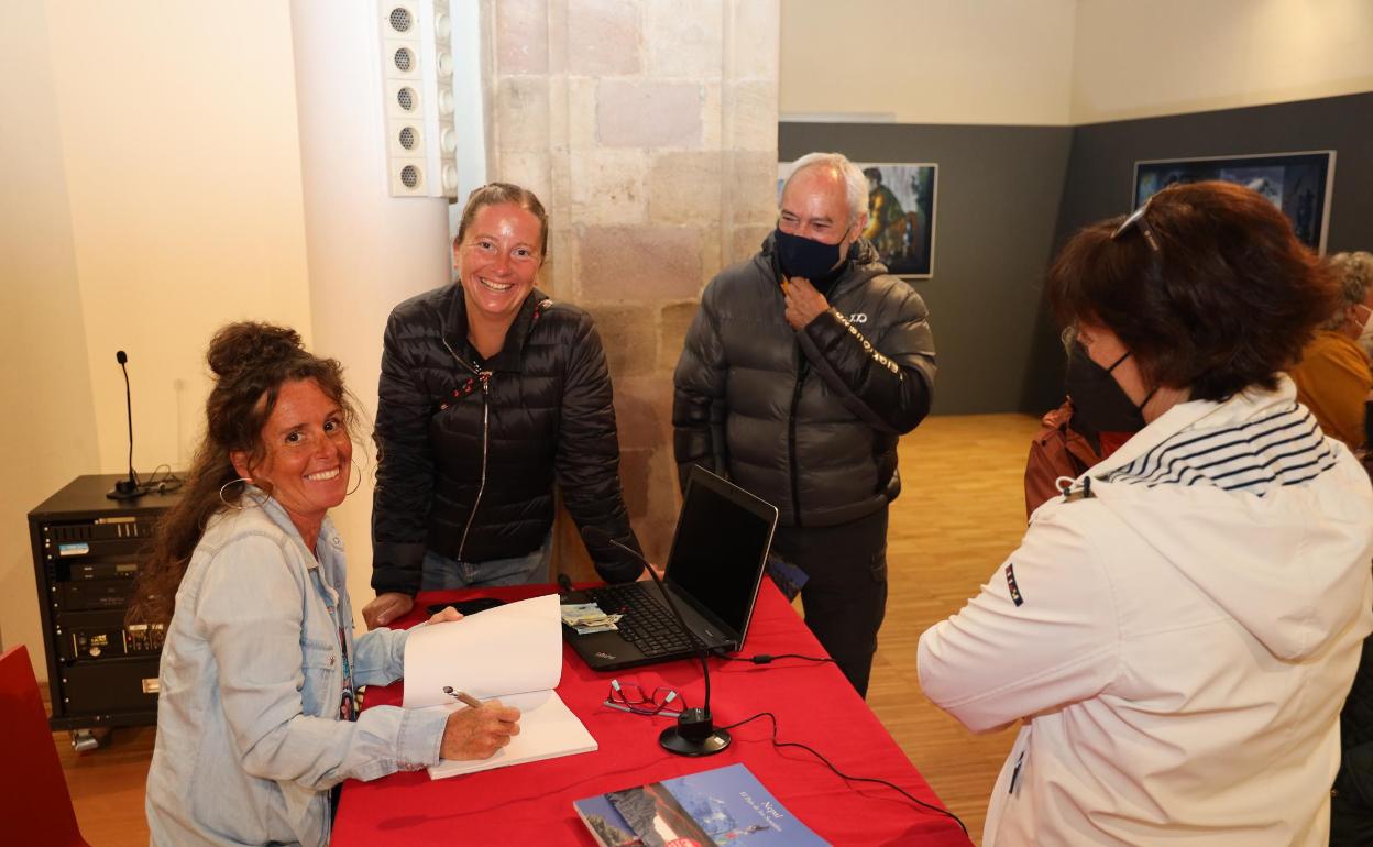 Raquel García firmó ejemplares de su libro «Nepal, el país de los sentidos» en Potes 