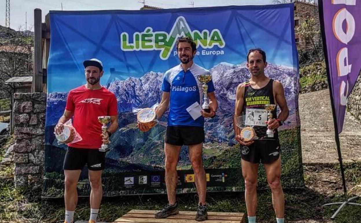 Zabala, Ruiz y Díaz, en el podium de la localidad de Tresviso, con los trofeos y regalos conseguidos 