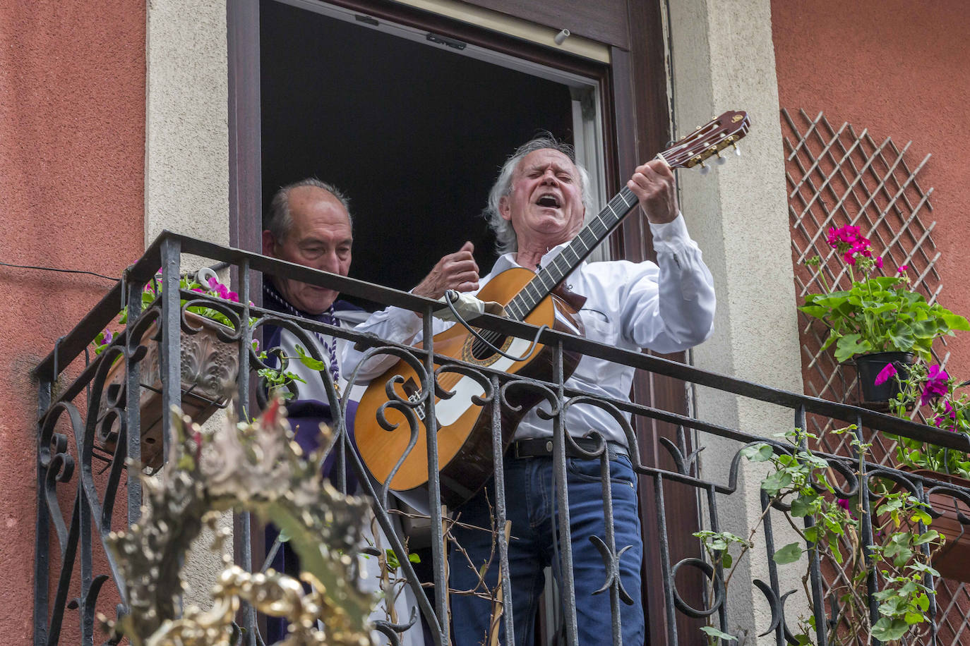 La procesión partió de la iglesia de Los Pasionistas hacia la catedral, haciendo una parada en la calle Madrid, para homenajear al pueblo ucraniano