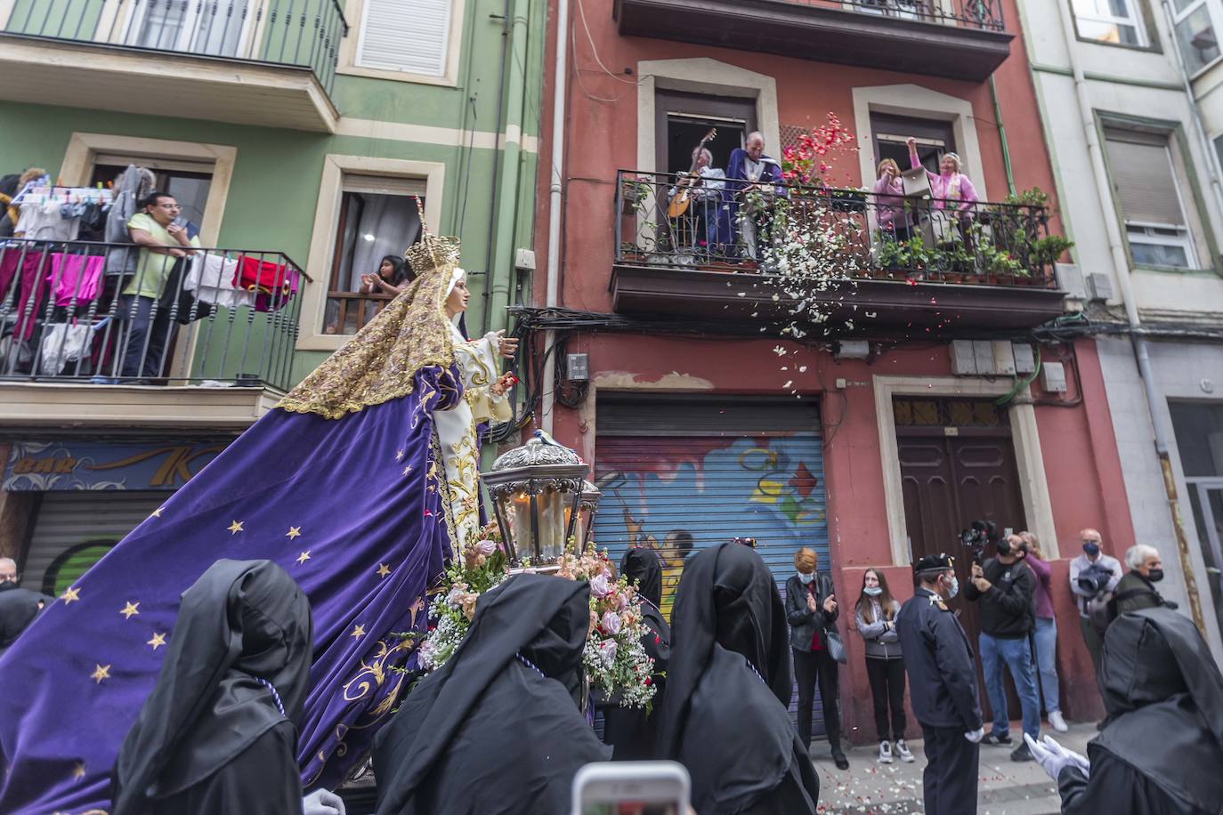 La procesión partió de la iglesia de Los Pasionistas hacia la catedral, haciendo una parada en la calle Madrid, para homenajear al pueblo ucraniano