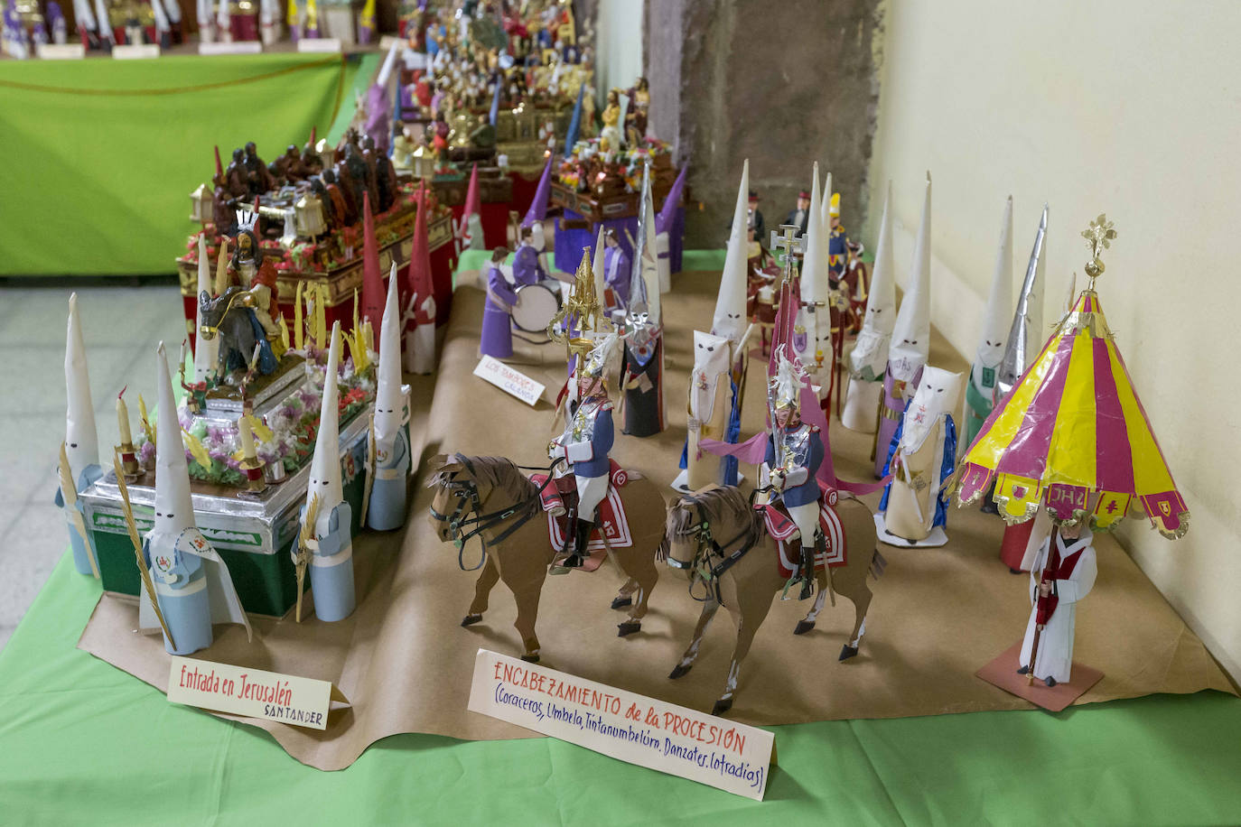 La exposición de pasos elaborados con cartón y pasta de Antonio Pérez-Aguilera podrá visitarse hasta el 17 de abril en la parroquia Santa María Reparadora