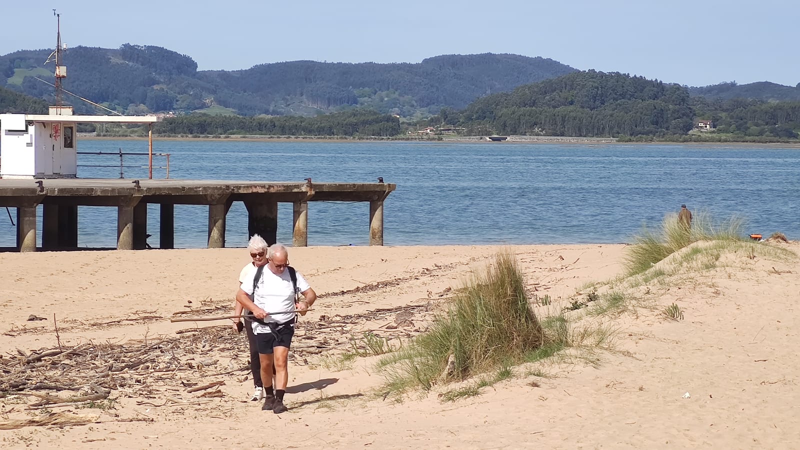 A las seis de la mañana de hoy, miércoles, trabajadores de la empresa FCC han dado comienzo a las tareas de limpieza manual y de mantenimiento de la playa Salvé. Se trata de una intervención incluida en las diez actuaciones a desarrollar durante los meses de octubre de 2021 a junio de 2022, tal y como se recoge en el pliego técnico de prestación de servicio actualmente vigente, dentro del apartado denominado 'fuera de temporada'. 