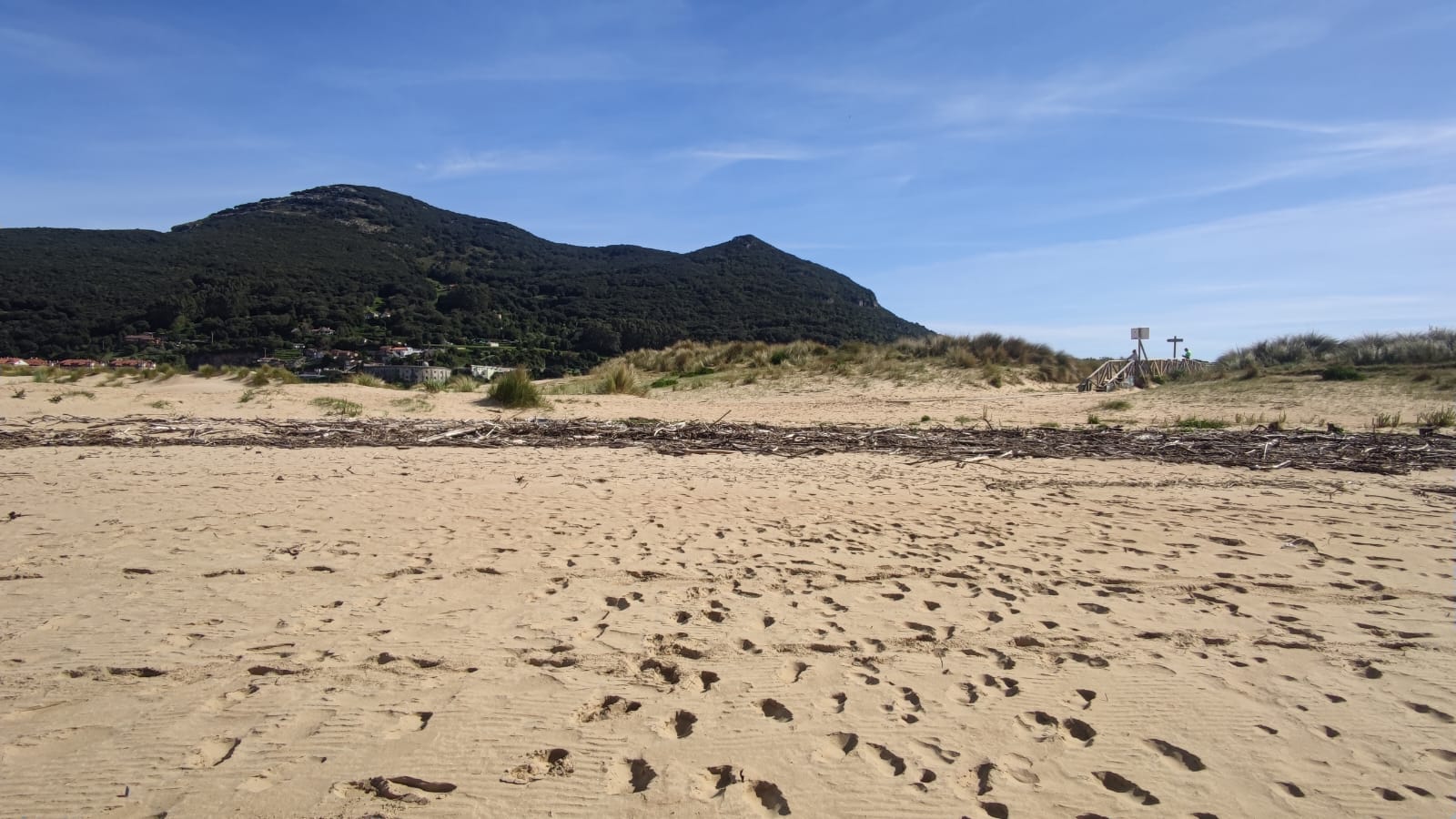 A las seis de la mañana de hoy, miércoles, trabajadores de la empresa FCC han dado comienzo a las tareas de limpieza manual y de mantenimiento de la playa Salvé. Se trata de una intervención incluida en las diez actuaciones a desarrollar durante los meses de octubre de 2021 a junio de 2022, tal y como se recoge en el pliego técnico de prestación de servicio actualmente vigente, dentro del apartado denominado 'fuera de temporada'. 