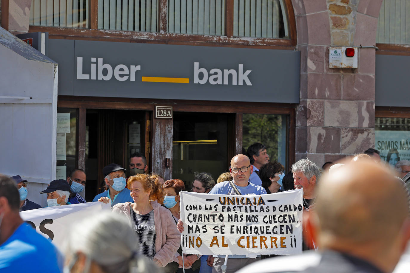 Alrededor de doscientas personas se han concentrado este martes en el pueblo de Valle para expresar que se sienten «abandonadas»