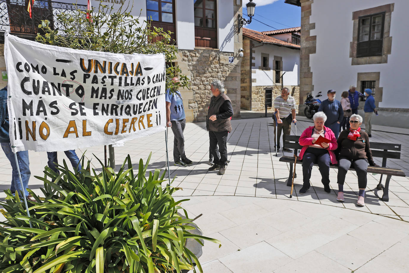 Alrededor de doscientas personas se han concentrado este martes en el pueblo de Valle para expresar que se sienten «abandonadas»