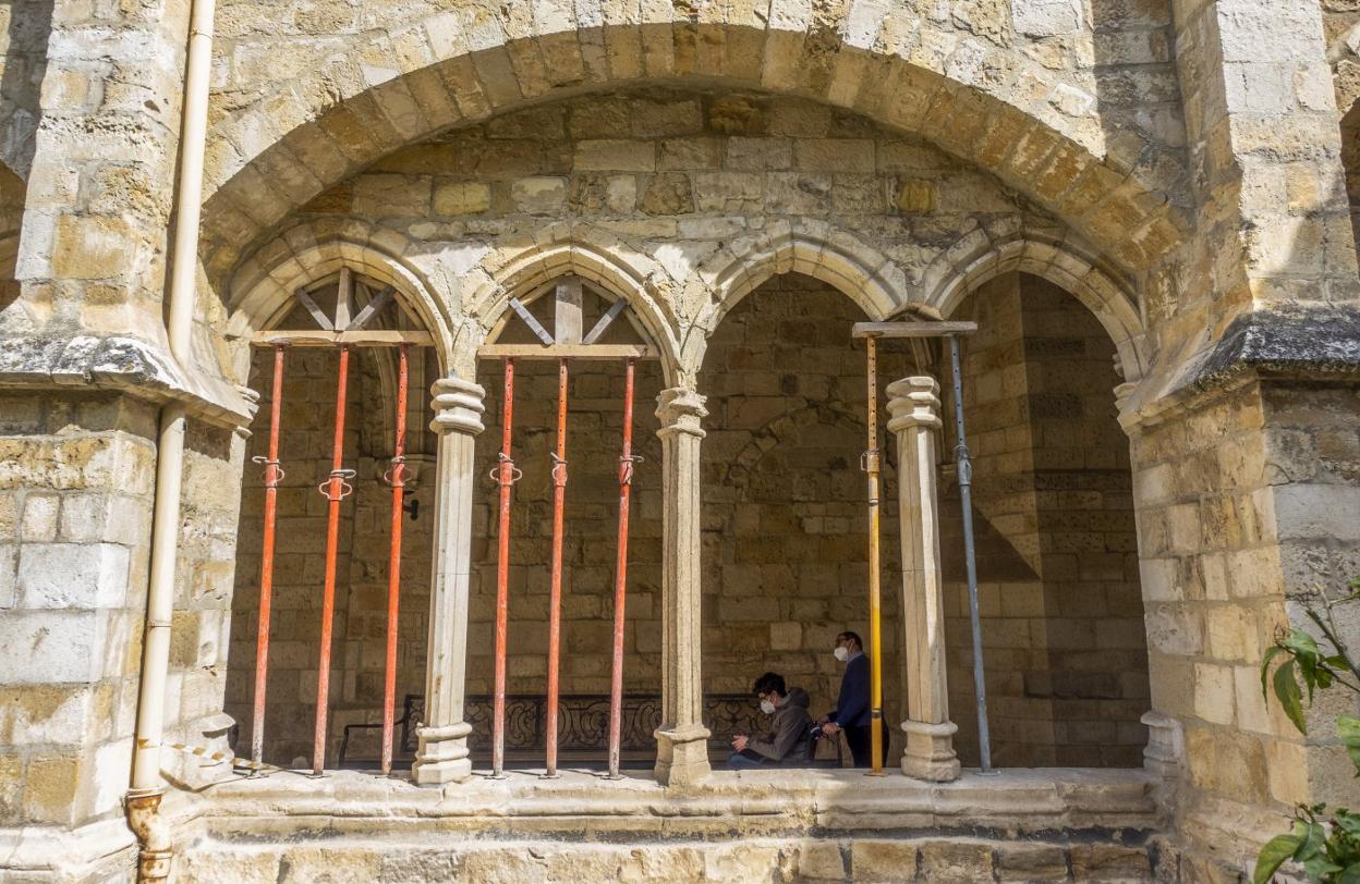 De mortero. Las columnas del claustro se reconstruyeron, tras el incendio de 1941, con mortero en lugar de piedra, razón por la que están en mal estado. 