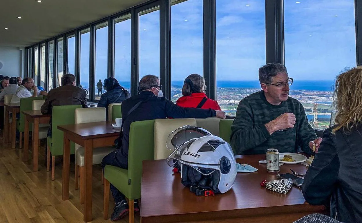 Cuatro mil personas acuden a la cafetería de Peña Cabarga en sus tres  primeros días | El Diario Montañés